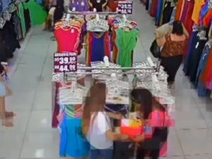 Câmera flagra trio de mulheres furtando loja no Centro de Maceió