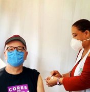 Marcelo Tas é vacinado contra a covid-19: 'Fila cheia de afeto'