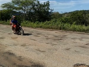 Buracos em rodovias recém pavimentadas causam acidentes com vítimas no Sertão