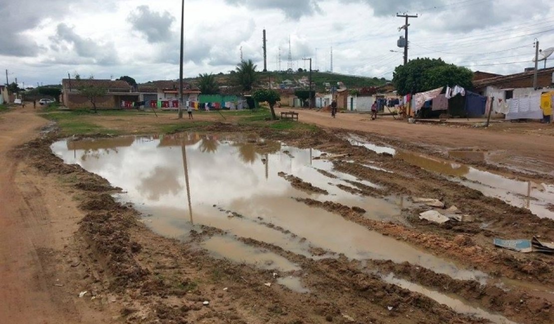 Espaço reservado para praça vira barragem no bairro Arnon de Melo