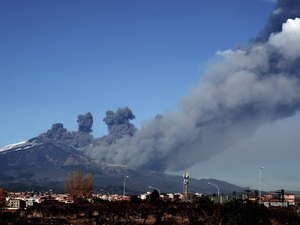 Vulcão Etna expele cinzas e provoca tremores na Itália