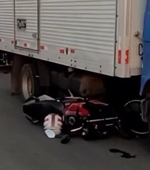 Jovem fica ferido após colisão entre motocicleta e caminhão em Arapiraca