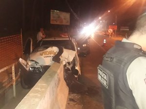 Veículo colide com mureta na AL 101 Norte, em Paripueira 