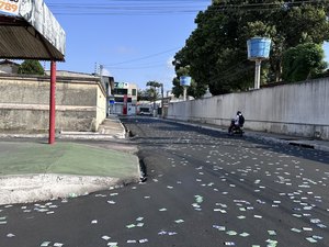 [Vídeo] Ruas de Arapiraca amanhecem cheias de lixo neste domingo de eleição