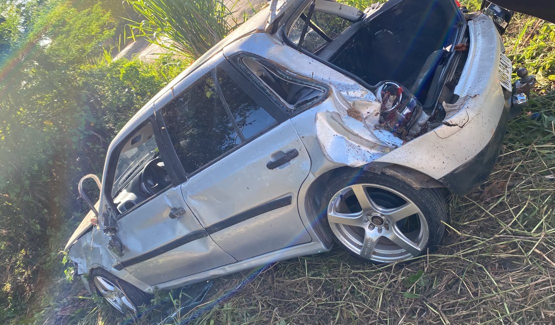Condutor perde controle do carro e sofre acidente na AL-105 em Porto Calvo