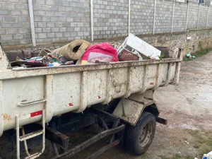 Vigilância Sanitária recolhe duas caçambas de entulho em residência na Santa Amélia
