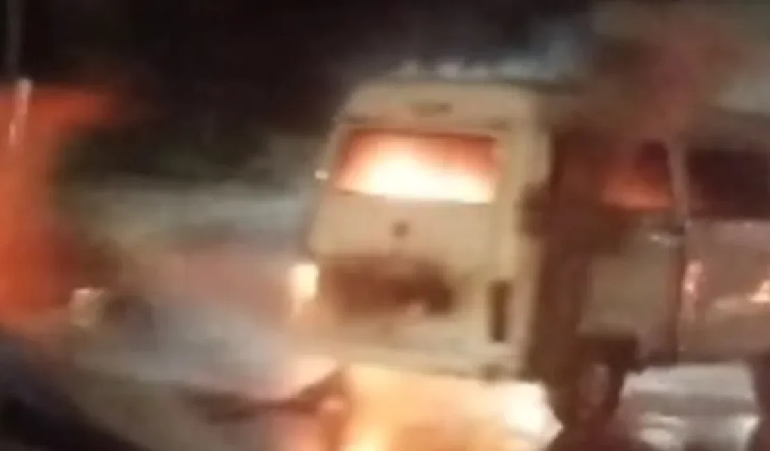 Kombi pega fogo na Avenida Gustavo Paiva, em Maceió; Bombeiros são acionados