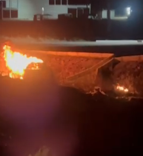 Carro pega fogo após cair de ribanceira na AL-220, no trevo de acesso a Olivença