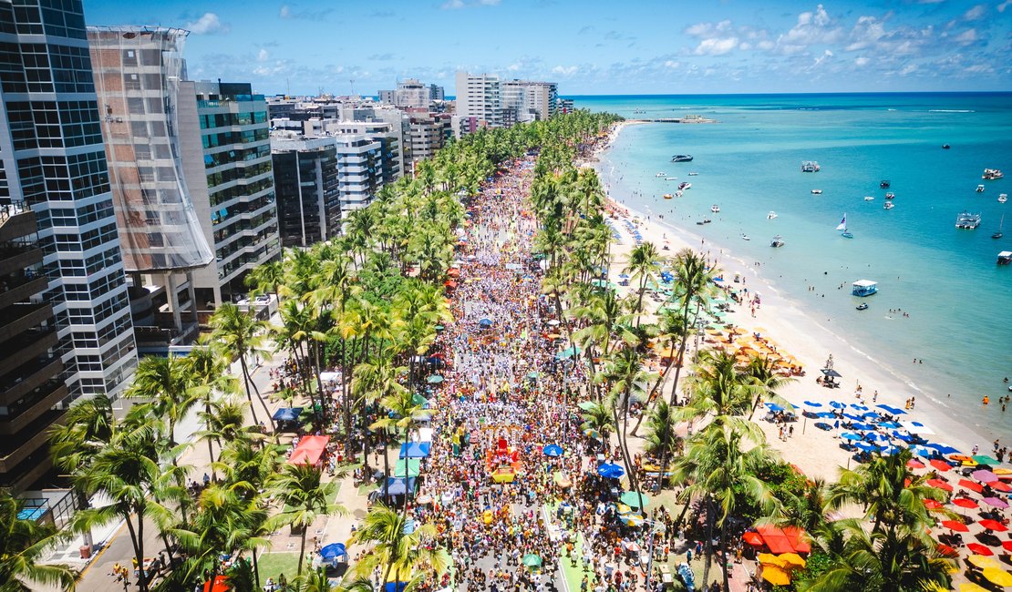 Pinto da madrugada leva frevo à avenida e arrasta mais de 500 mill foliões na orla de Maceió