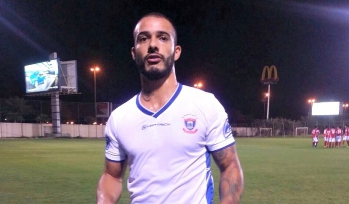 Atacante brasileiro se destaca com seis gols em oito jogos