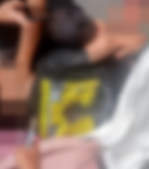 Jovem fica ferida após colisão entre moto e micro-ônibus na Av. Durval de Góes Monteiro