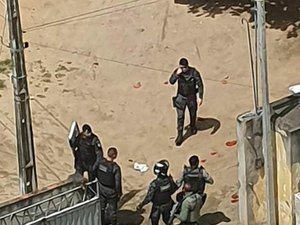 Jovem pula muro para fugir da polícia e é preso por desacato em Arapiraca 