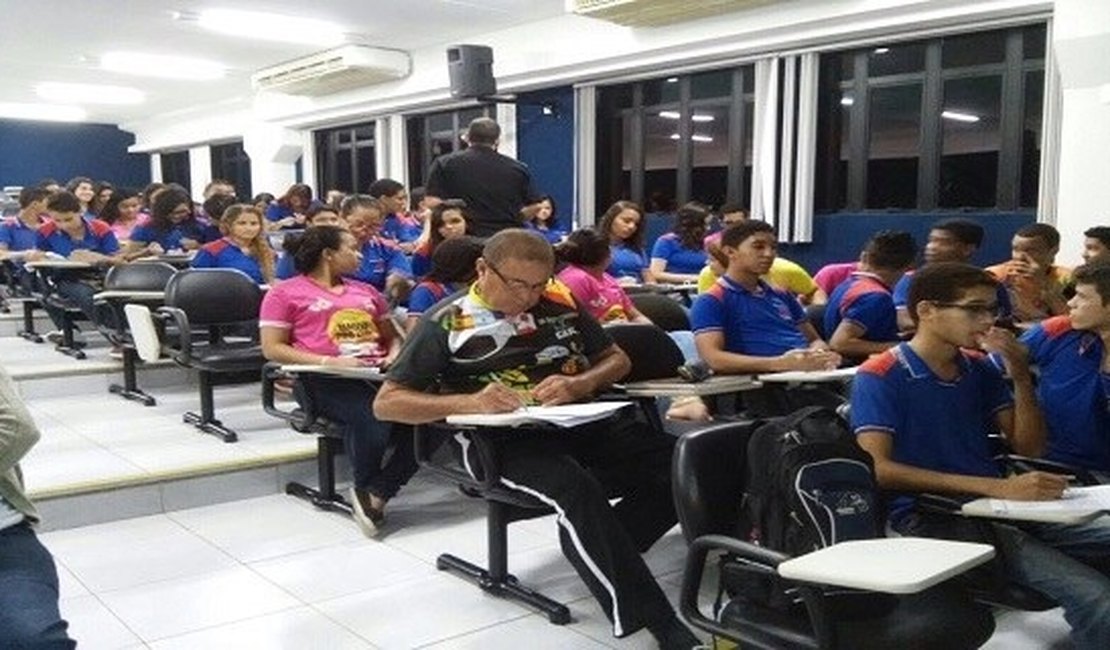 Mais de mil estudantes da rede estadual revisam conteúdo para o Enem