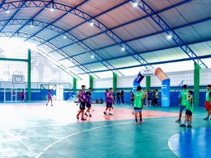 JHC inaugura ginásio escolar na parte alta e ressalta importância de espaços para prática esportiva