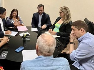 Prefeito Júlio Cezar participa de reunião na Sesau em Maceió