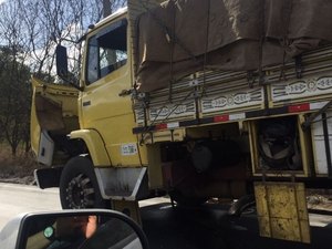 Acidente envolvendo carro e caminhão deixa quatro pessoas feridas na BR-101