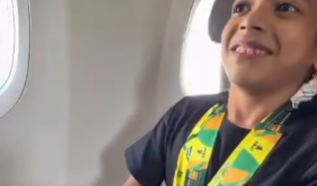 Menina de 7 anos é homenageada durante voo após conquistar título no jiu-jitsu
