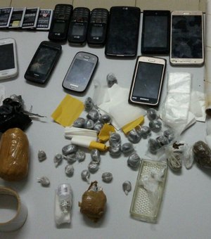 Drogas, celulares e dinheiro são apreendidos em barracos em frente ao Presídio do Agreste