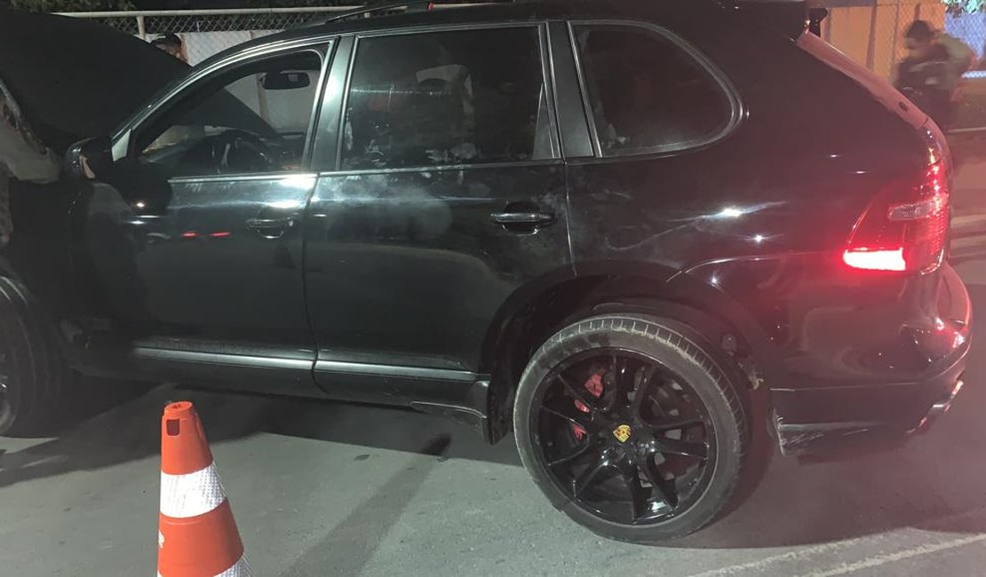 Condutor de Porsche é detido com aves silvestre e PM descobre que carro era roubado