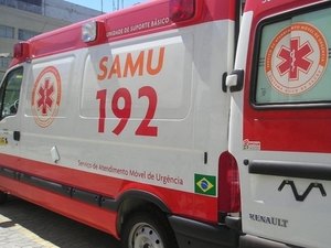 Jovem é alvejado com dois tiros em frente a shopping