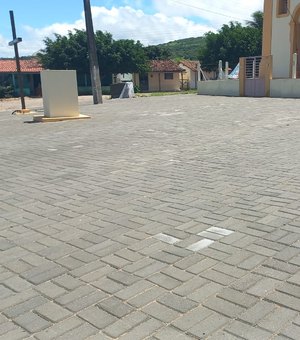 Prefeitura realiza manutenção na Praça do Riacho Santo, na zona rural de Palmeira dos Índios