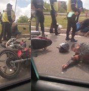 Caminhão tenta desviar de carro, atinge moto e deixa homem ferido na Rota do Mar
