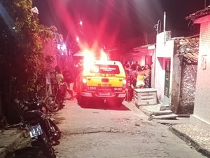 Homem é morto a tiros enquanto bebia na companhia de amigos em Penedo