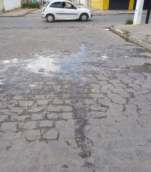 [Vídeo] Vazamento de água em rua da Baixa Grande, em Arapiraca, preocupa moradores