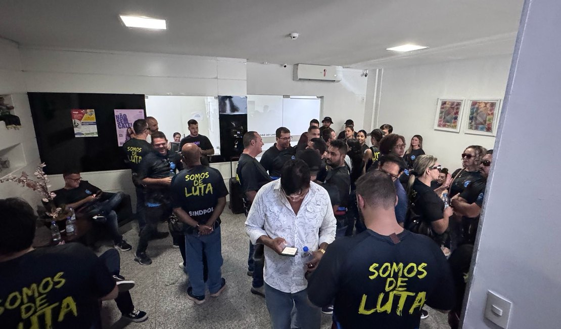 Policiais civis ocupam a Seplag e só deixarão o local após reunião com a secretária Paula Dantas
