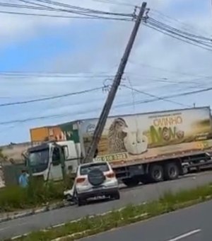 [Vídeo] Carro bate em poste de energia na Avenida Galba Novaes de Castro no bairro Petrópolis