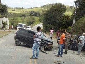 Colisão frontal entre carros deixa um morto e oito feridos em Viçosa