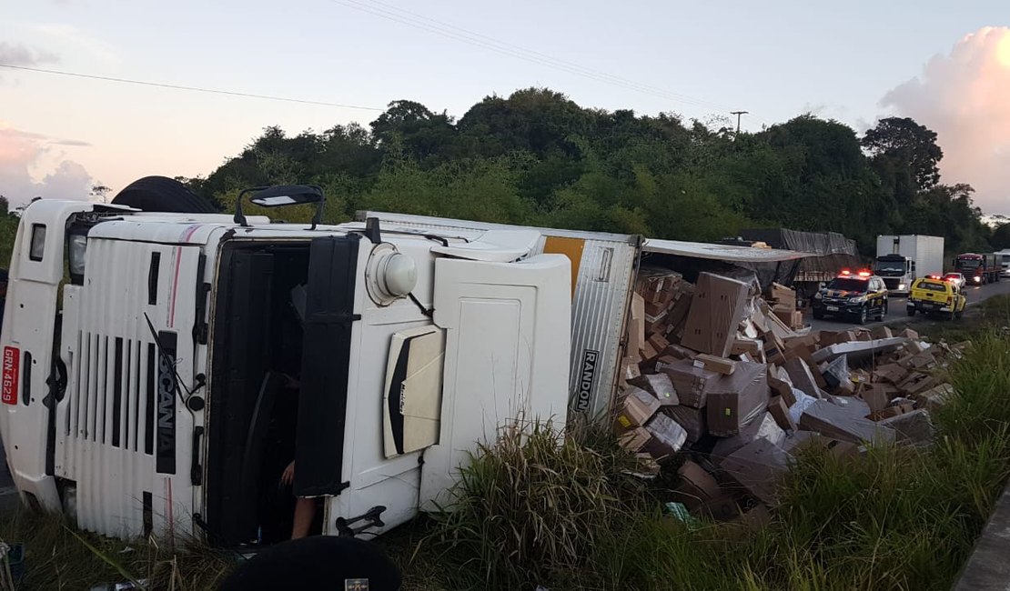 Motorista morre após caminhão tombar em trecho da BR-101, em São Miguel dos Campos