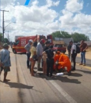 Acidente entre carro de vice-prefeito e moto deixa mulher ferida na ﻿BR-316 em Palmeira dos Índios