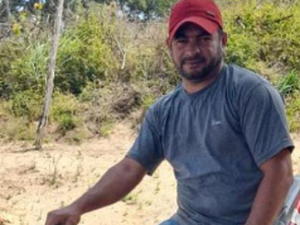 ﻿Agricultor sobra em curva, colide em estacas e morre na zona rural de Feira Grande