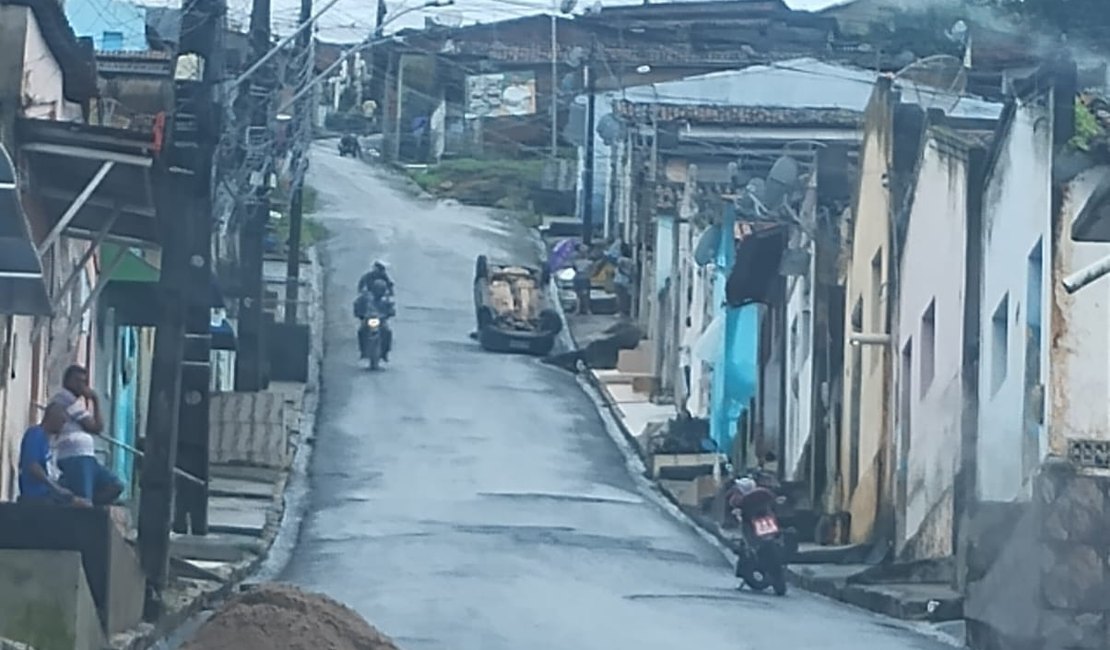 Carro capota em ladeira no bairro Alto do Cruzeiro, em Palmeira dos Índios