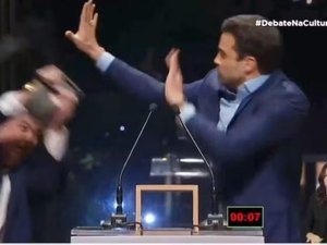 [Vídeo] Datena agride Pablo Marçal com cadeirada durante debate