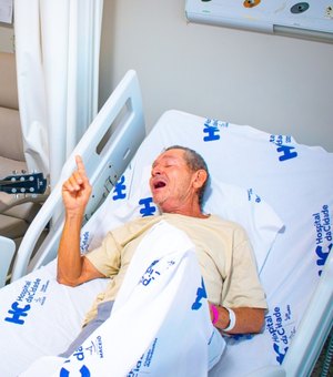 Música desperta memórias em paciente com suspeita de Alzheimer no Hospital da Cidade