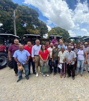 Alfredo Gaspar entrega 11 tratores para fortalecer a agricultura familiar em Alagoas