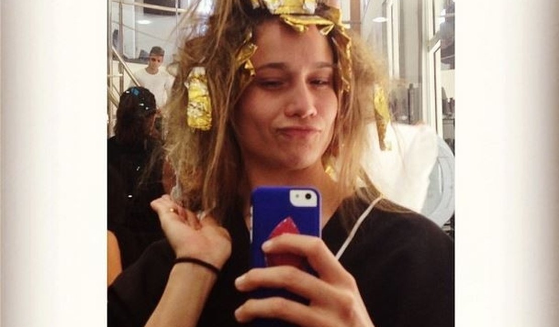 Fernanda Gentil posta foto descabelada ao fazer luzes