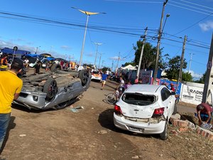 Homem em retroescavadeira arrasta carros e motos após festa no interior do Ceará e é preso