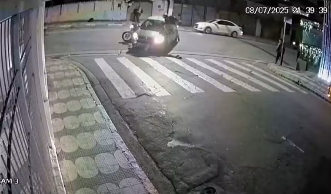 [Vídeo] Motociclista gira no ar, cai em pé e sai andando depois de acidente com carro na Grande SP