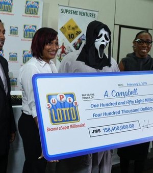 Ganhador de loteria recebe prêmio com máscara para não ser identificado