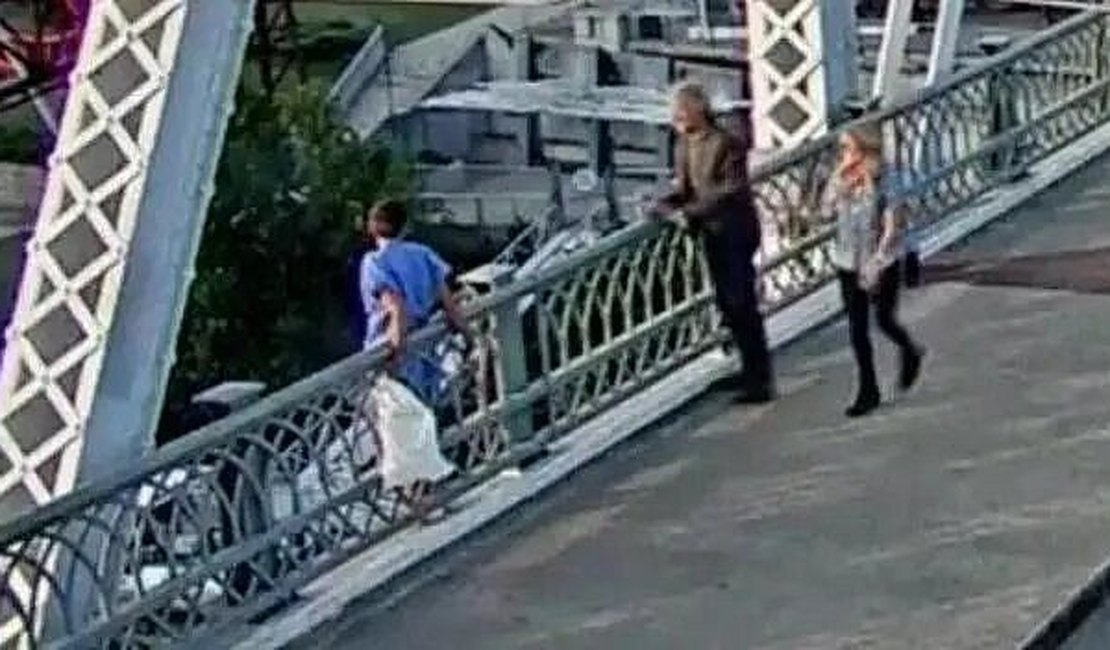 Bon Jovi ajuda a salvar mulher em beirada de ponte durante gravação de clipe