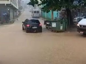 [Vídeo] Chuvas causam alagamentos em ruas de Maragogi