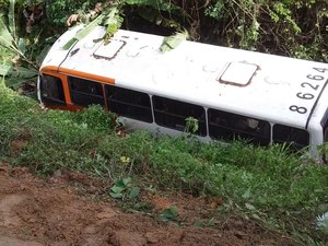 Ônibus com estudantes cai em ribanceira em Jacuípe