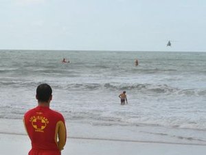 Bombeiros resgatam banhista na praia do Francês, em Marechal Deodoro