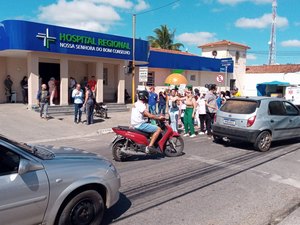 [Vídeo] Sem receber salários há quatro meses, funcionários do Hospital Regional de Arapiraca fazem protesto