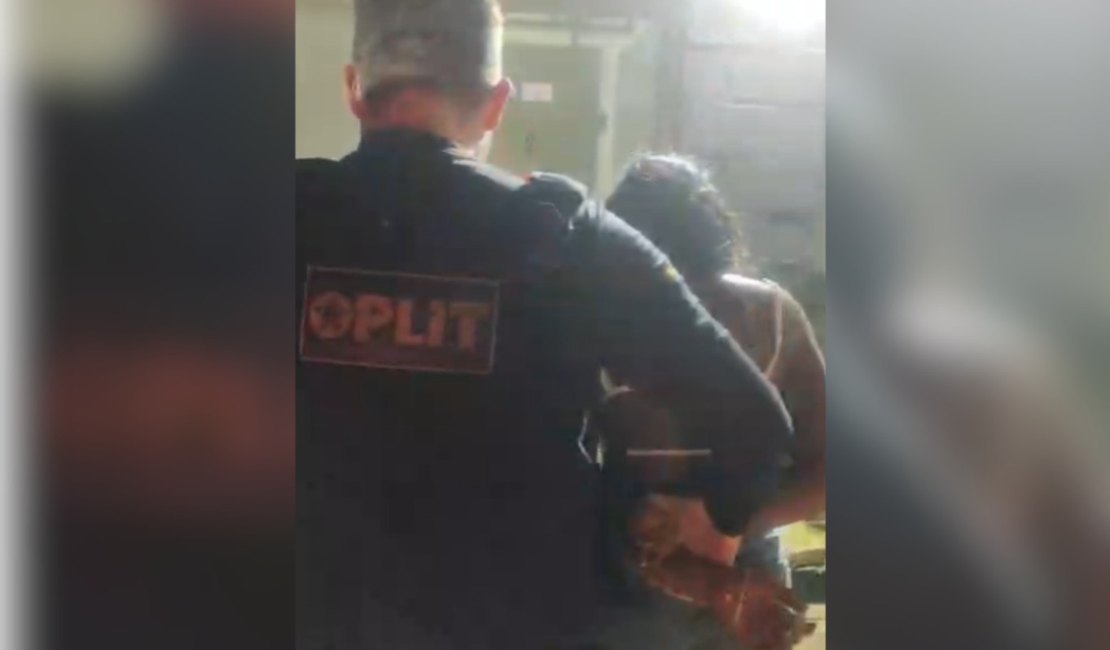 Mulher é vista entregando drogas a um grupo de pessoas e é presa na Pajuçara
