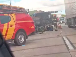 Colisão entre carreta e caminhão deixa dois feridos em Messias