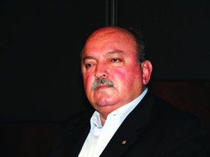 Prefeito Carlos Alberto é acusado de gastar R$ 27 mil com diárias